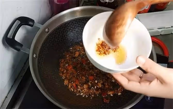 這菜看起來雖然清淡,但卻是米飯剋星,鮮美滑口,老人小孩都喜歡