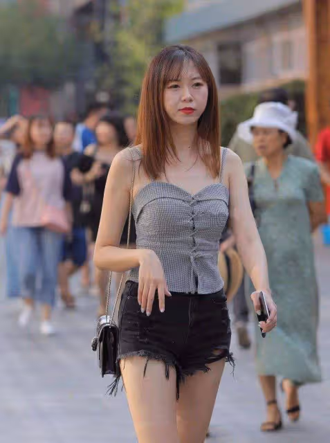 杭州的街拍讓我驚嘆不已!滿街都是「吊襪帶+短褲」,高品質時裝秀大長腿