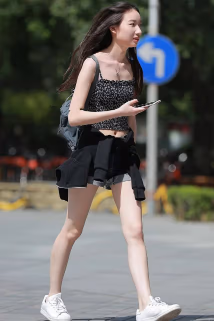 杭州的街拍讓我驚嘆不已!滿街都是「吊襪帶+短褲」,高品質時裝秀大長腿