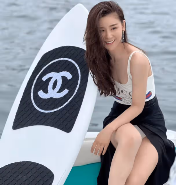 王雷夫婦玩衝浪,李小萌穿2800連體泳衣身材吸睛,二人對視超幸福
