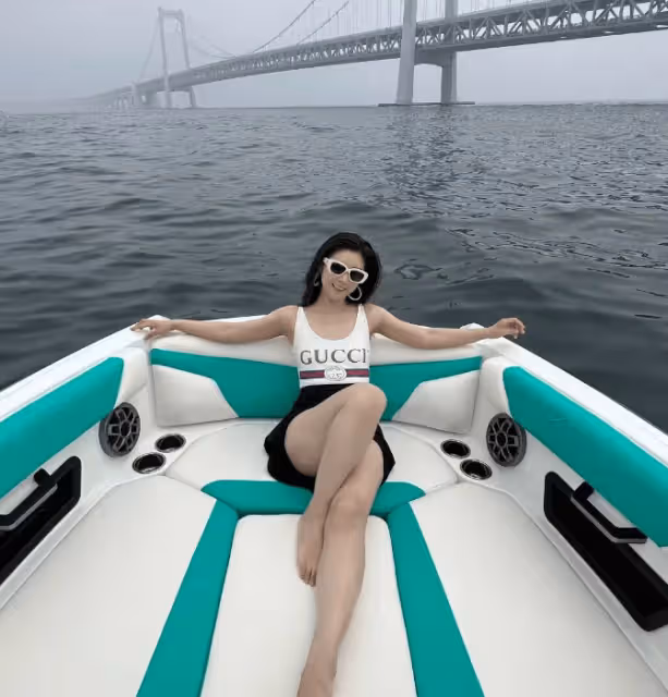 王雷夫婦玩衝浪,李小萌穿2800連體泳衣身材吸睛,二人對視超幸福