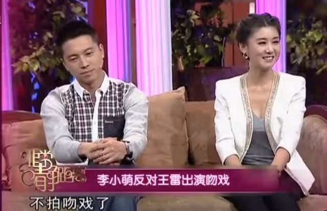 王雷夫婦玩衝浪,李小萌穿2800連體泳衣身材吸睛,二人對視超幸福