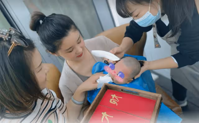 王雷夫婦玩衝浪,李小萌穿2800連體泳衣身材吸睛,二人對視超幸福