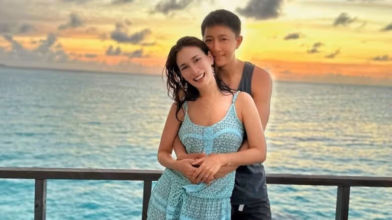 盧靖姍曬馬爾地夫度假照，被韓庚從背後甜蜜環腰抱，小姨子也同行