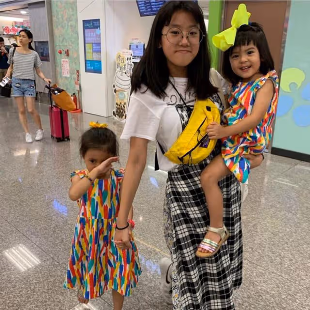 賈靜雯曬全家為咘咘慶生,8歲咘咘想買手機遭駁回,幽默化解尷尬