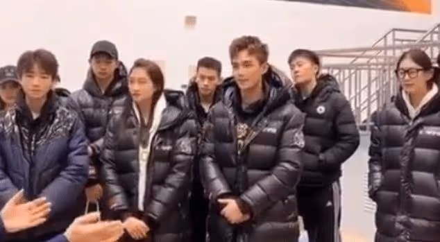 你永遠無法知道男星有多矮,除非和關曉彤同框,王俊凱真有180?
