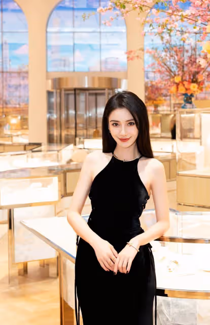 Angelababy黑色掛脖露腰長裙高貴優雅!