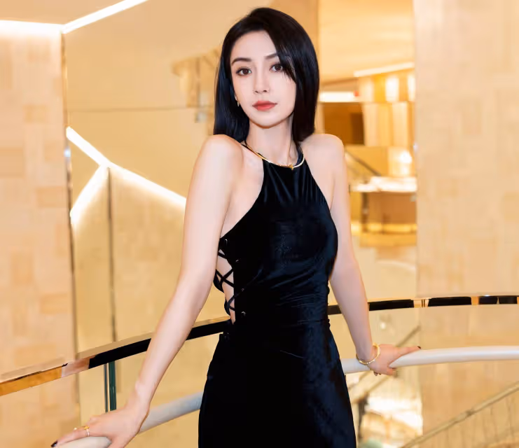 Angelababy黑色掛脖露腰長裙高貴優雅!