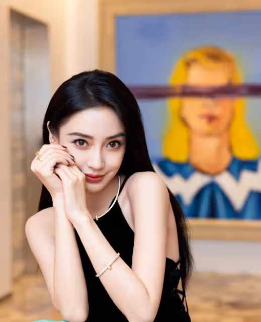 Angelababy黑色掛脖露腰長裙高貴優雅!