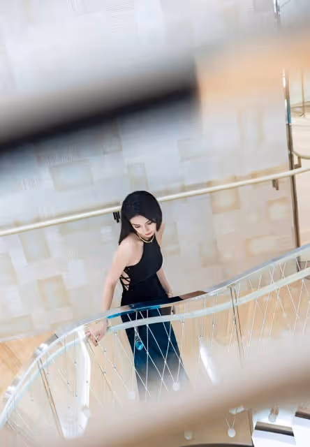Angelababy黑色掛脖露腰長裙高貴優雅!