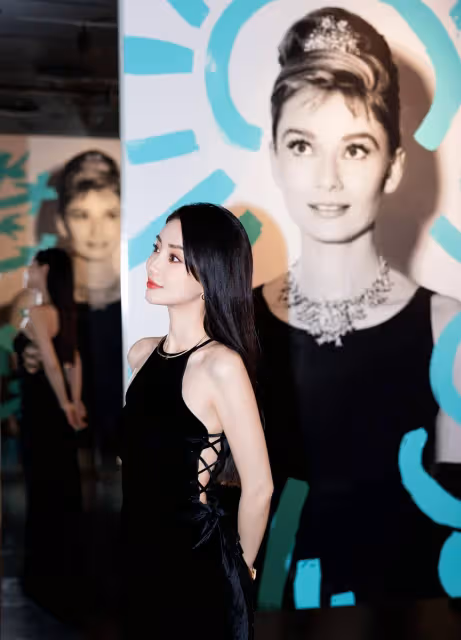 Angelababy黑色掛脖露腰長裙高貴優雅!
