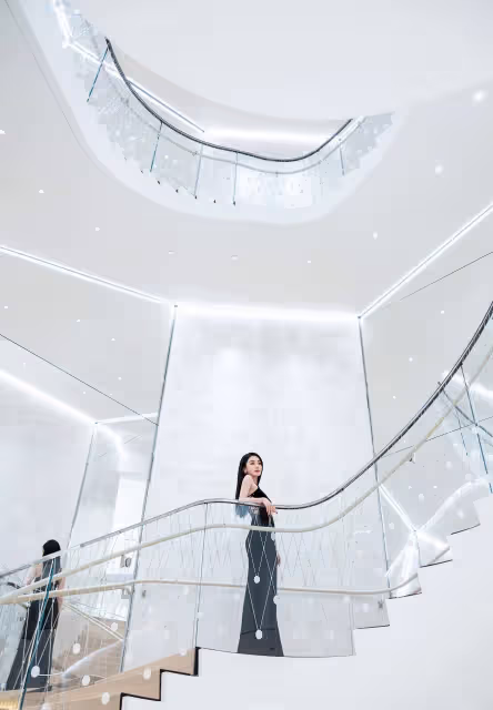 Angelababy黑色掛脖露腰長裙高貴優雅!
