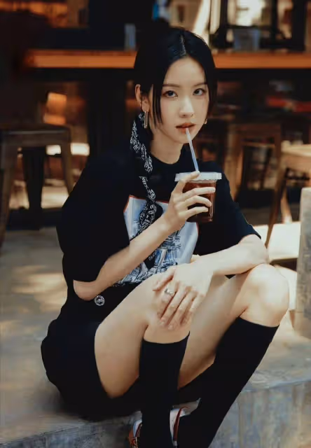 又甜又酷!陳都靈用街頭凹形絲巾把頭髮編成辮子,坐在地上秀出滑稽的雙腿