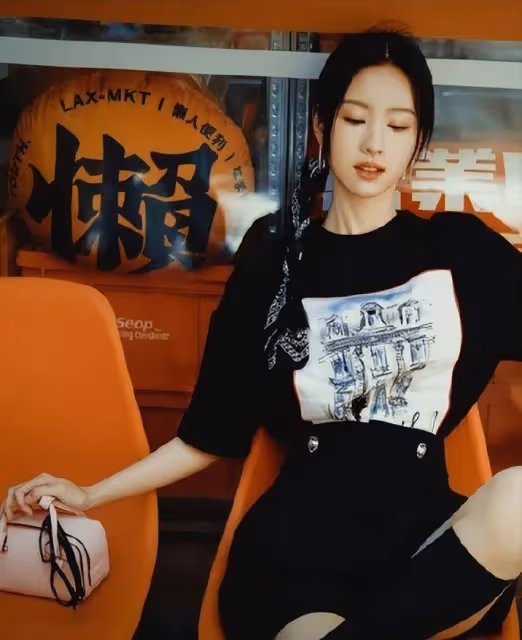 又甜又酷!陳都靈用街頭凹形絲巾把頭髮編成辮子,坐在地上秀出滑稽的雙腿