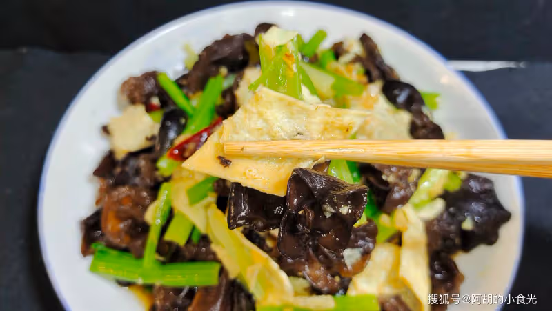 不愧是「滑腸好搭檔」,木耳和它天生一對!天熱端上桌,入口脆嫩、天天吃不膩
