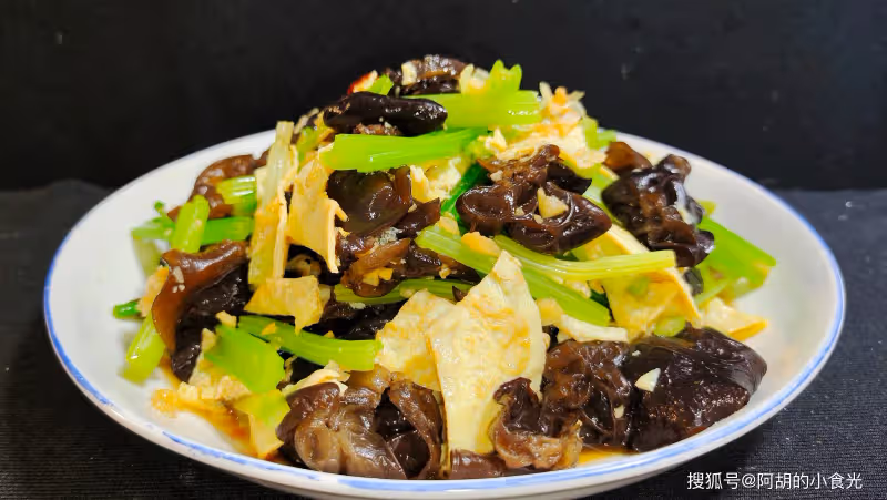 不愧是「滑腸好搭檔」,木耳和它天生一對!天熱端上桌,入口脆嫩、天天吃不膩