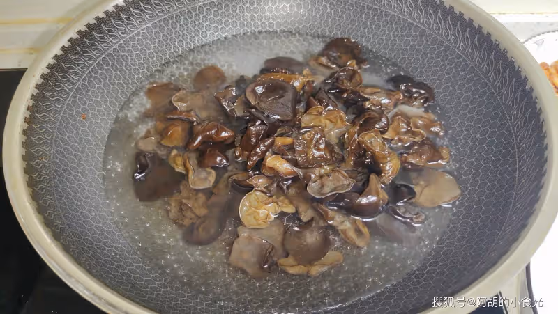 不愧是「滑腸好搭檔」,木耳和它天生一對!天熱端上桌,入口脆嫩、天天吃不膩
