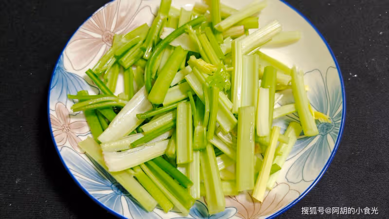 不愧是「滑腸好搭檔」,木耳和它天生一對!天熱端上桌,入口脆嫩、天天吃不膩