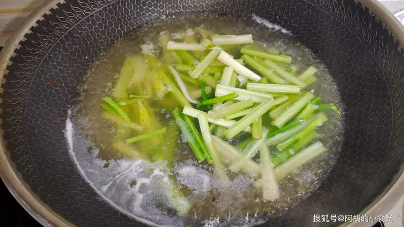 不愧是「滑腸好搭檔」,木耳和它天生一對!天熱端上桌,入口脆嫩、天天吃不膩