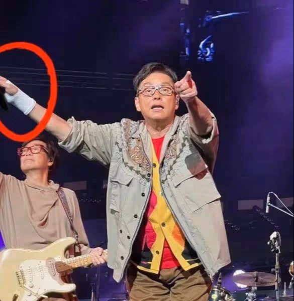 8月15日，72歲譚詠麟曝出大瓜！自曝開演唱會期間手腕意外受傷！