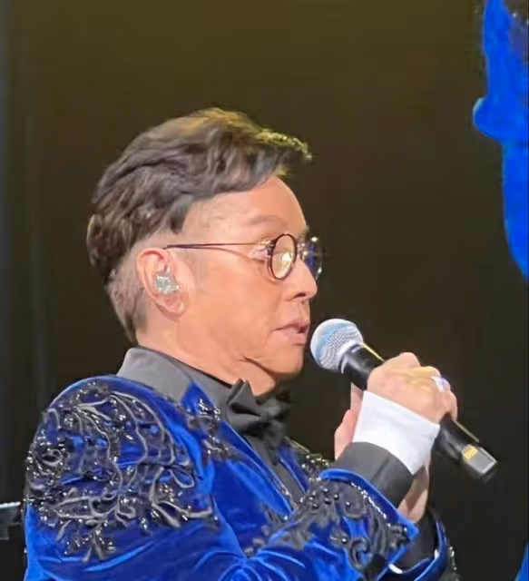 8月15日，72歲譚詠麟曝出大瓜！自曝開演唱會期間手腕意外受傷！