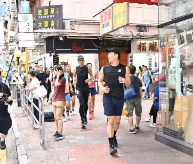 周潤發：無視醫生的叮囑，又頻繁現身街頭跑馬拉松，瞬間引發熱議