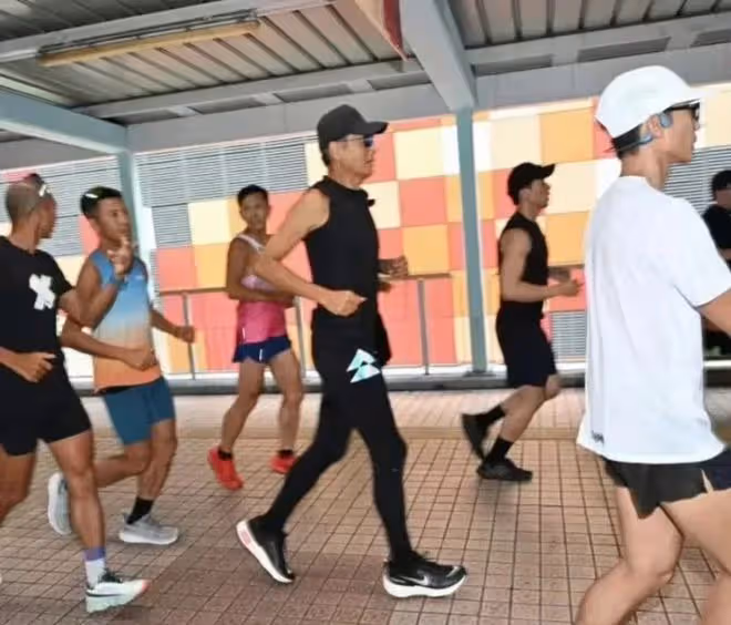 周潤發：無視醫生的叮囑，又頻繁現身街頭跑馬拉松，瞬間引發熱議