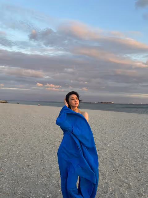 36歲張馨予攜母親看日落,56歲媽媽比女兒還時髦,母女同框像閨蜜