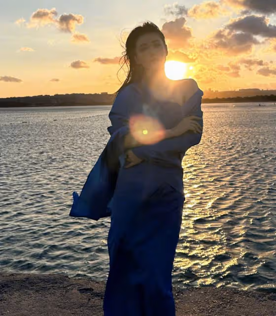 36歲張馨予攜母親看日落,56歲媽媽比女兒還時髦,母女同框像閨蜜