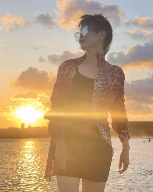 36歲張馨予攜母親看日落,56歲媽媽比女兒還時髦,母女同框像閨蜜