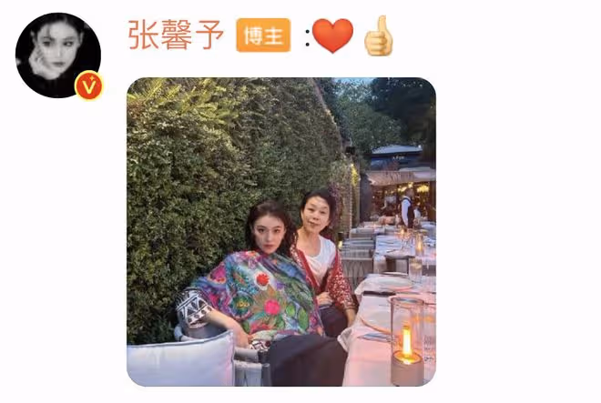 36歲張馨予攜母親看日落,56歲媽媽比女兒還時髦,母女同框像閨蜜