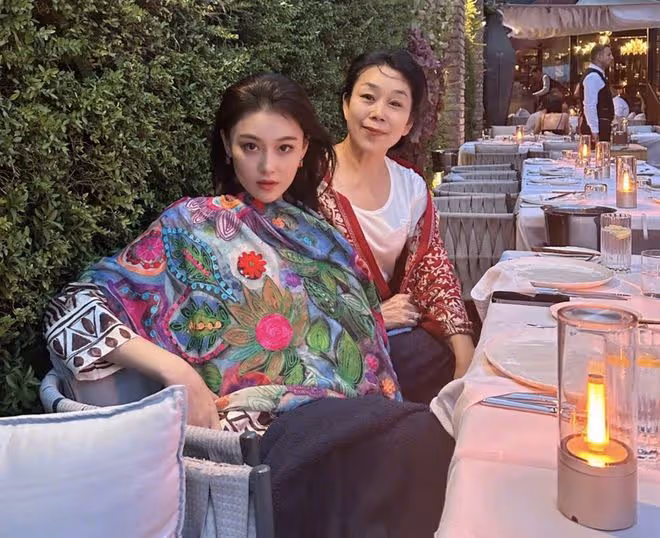 36歲張馨予攜母親看日落,56歲媽媽比女兒還時髦,母女同框像閨蜜