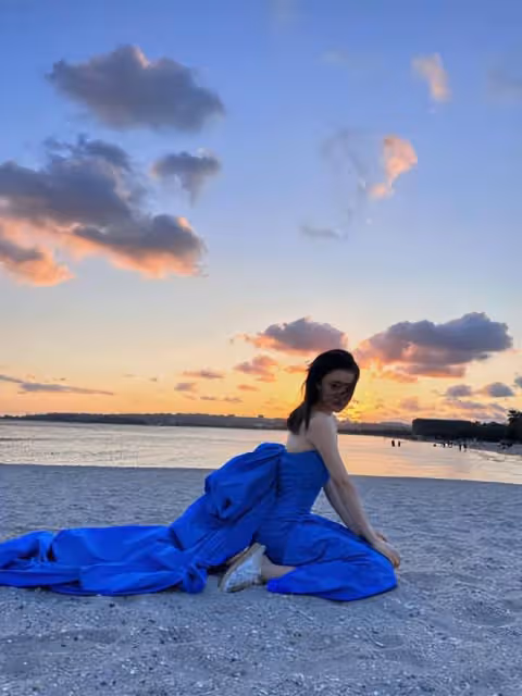 張馨予帶媽媽海邊看日落,張媽媽扎馬尾活力滿滿,母女同框像姐妹