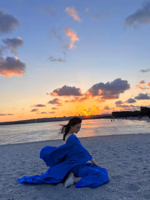 張馨予帶媽媽海邊看日落,張媽媽扎馬尾活力滿滿,母女同框像姐妹