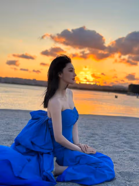 張馨予帶媽媽海邊看日落,張媽媽扎馬尾活力滿滿,母女同框像姐妹