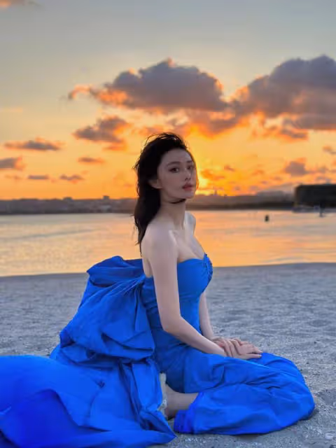張馨予帶媽媽海邊看日落,張媽媽扎馬尾活力滿滿,母女同框像姐妹