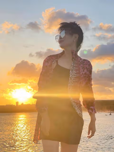 張馨予帶媽媽海邊看日落,張媽媽扎馬尾活力滿滿,母女同框像姐妹