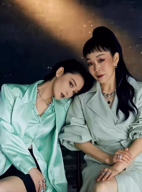 張馨予帶媽媽海邊看日落,張媽媽扎馬尾活力滿滿,母女同框像姐妹