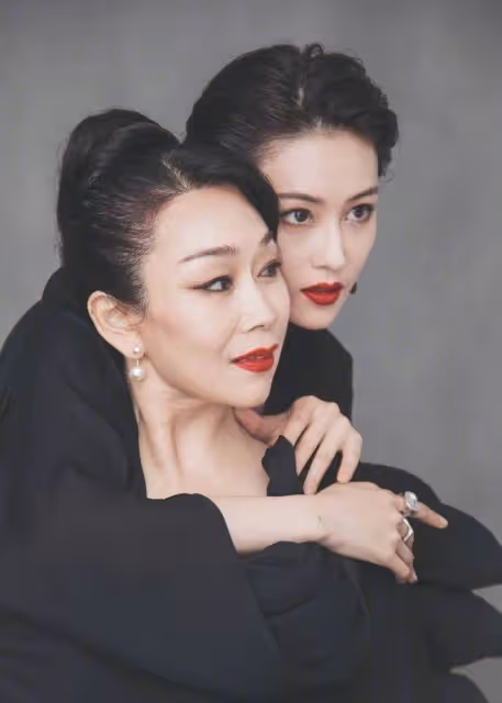 張馨予帶媽媽海邊看日落,張媽媽扎馬尾活力滿滿,母女同框像姐妹