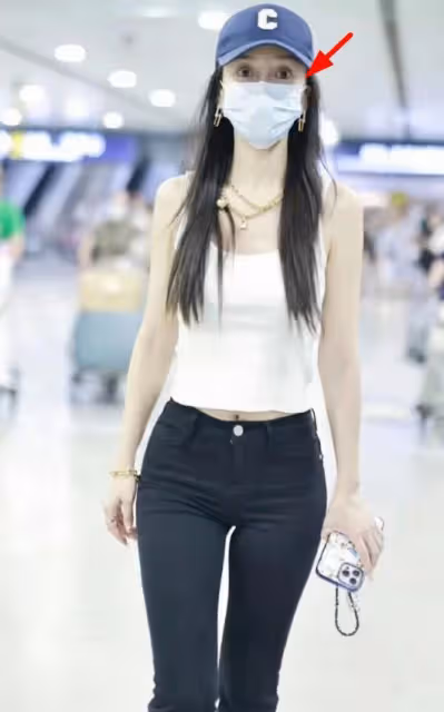 Angelababy戴18萬項鍊,機場懶理6歲兒子,剛和190cm弟弟日本旅遊