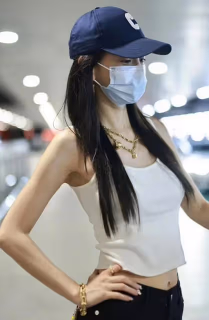 Angelababy戴18萬項鍊,機場懶理6歲兒子,剛和190cm弟弟日本旅遊