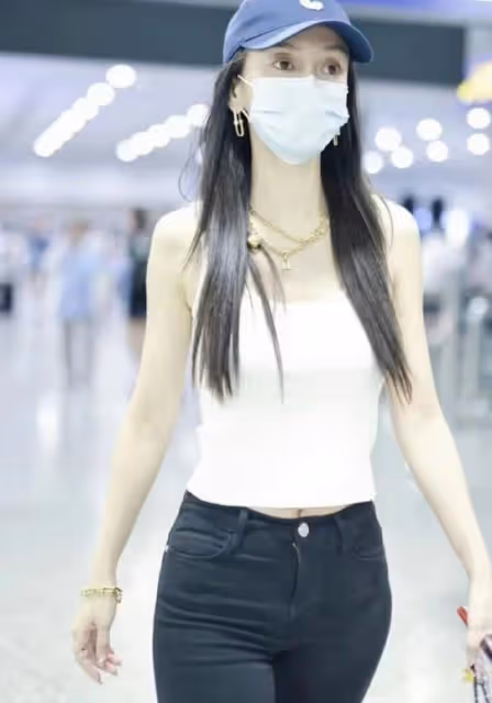 Angelababy戴18萬項鍊,機場懶理6歲兒子,剛和190cm弟弟日本旅遊