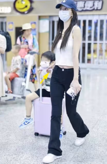 Angelababy戴18萬項鍊,機場懶理6歲兒子,剛和190cm弟弟日本旅遊