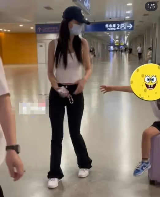 Angelababy戴18萬項鍊,機場懶理6歲兒子,剛和190cm弟弟日本旅遊