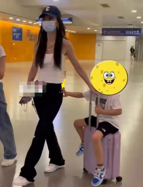 Angelababy戴18萬項鍊,機場懶理6歲兒子,剛和190cm弟弟日本旅遊