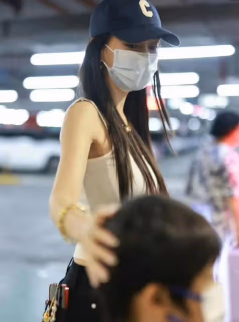 Angelababy戴18萬項鍊,機場懶理6歲兒子,剛和190cm弟弟日本旅遊