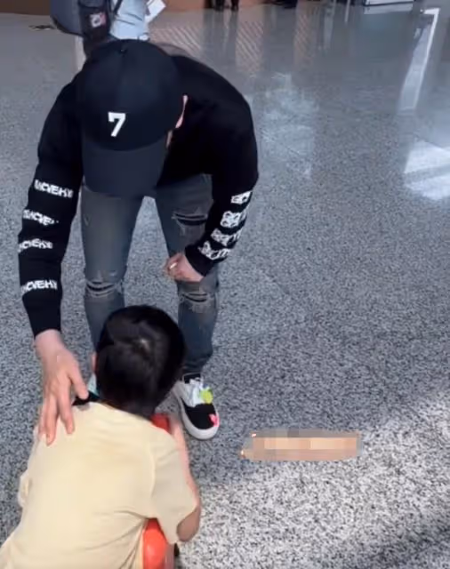 Angelababy戴18萬項鍊,機場懶理6歲兒子,剛和190cm弟弟日本旅遊