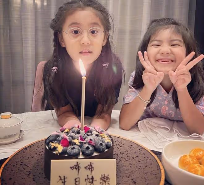 賈靜雯曬全家福給咘咘慶生,8歲咘咘鑲了假牙,賈靜雯白髮搶鏡!