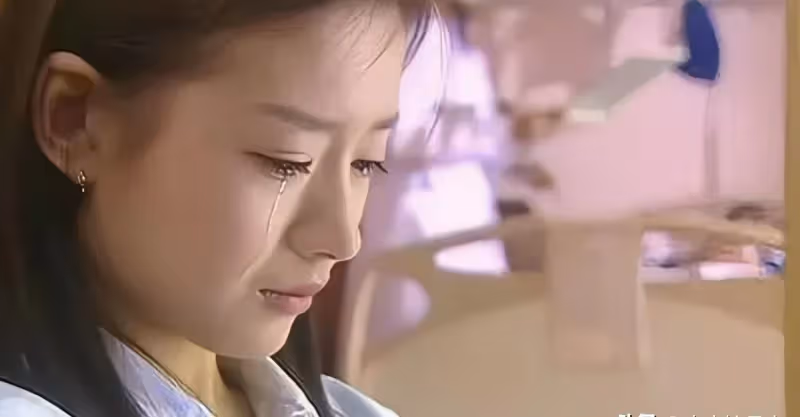 女兒考上985，父親氣急敗壞掀翻桌，弟弟：錢都是我的，不准用
