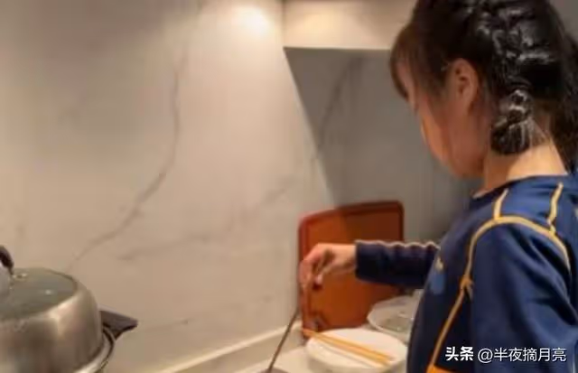女兒考上985,父親氣急敗壞掀翻桌,弟弟:錢都是我的,不准用